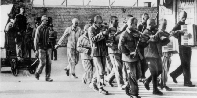 Häftlingsorchester des KZ Mauthausen spielt vor Hinrichtung